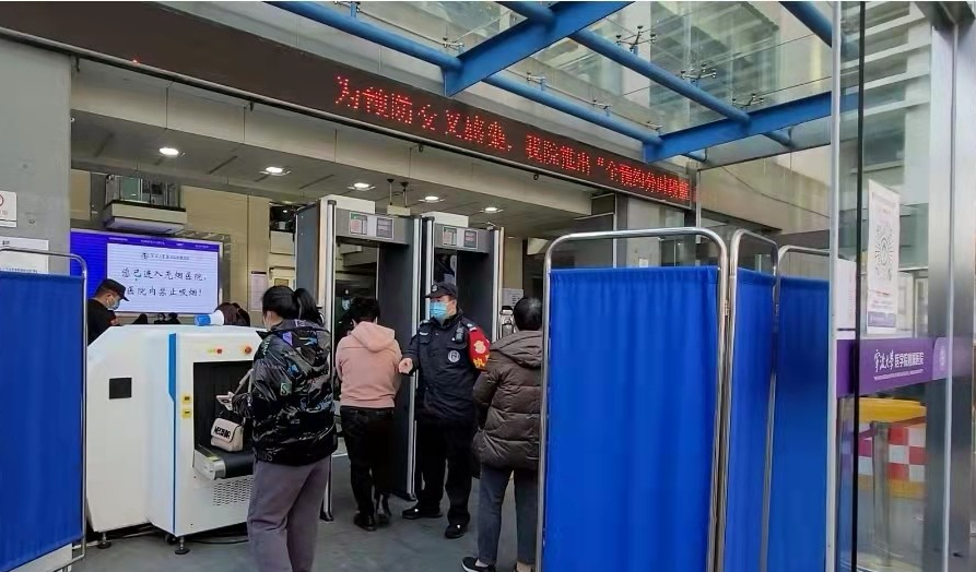 建設(shè)智能化安防系統(tǒng)平臺，配齊測溫金屬安檢門有序安檢