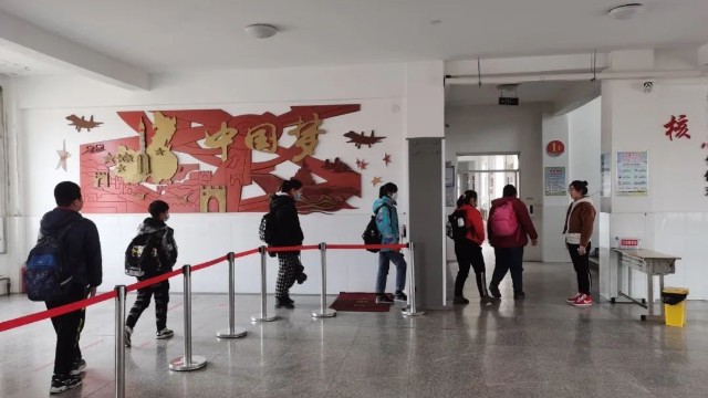 校門口裝智能安檢門查手機(jī)，這事你怎么看？
