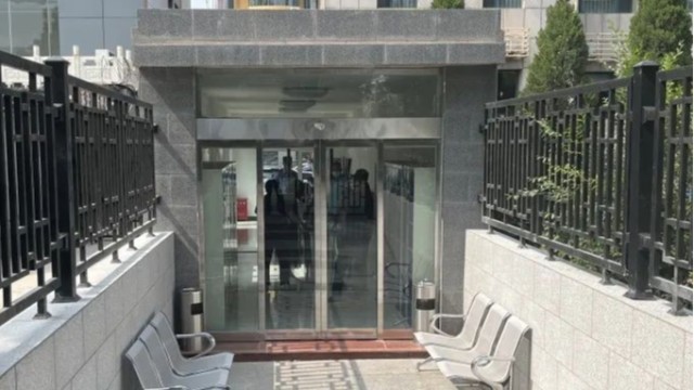 人民法院智慧安檢通道規(guī)范安全檢查、強(qiáng)化安保工作、保障訴訟安全