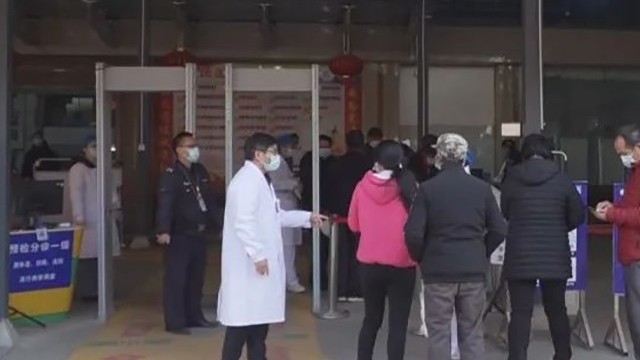 岑溪市人民醫(yī)院加強(qiáng)防控，增設(shè)帶有體溫檢測的安檢門